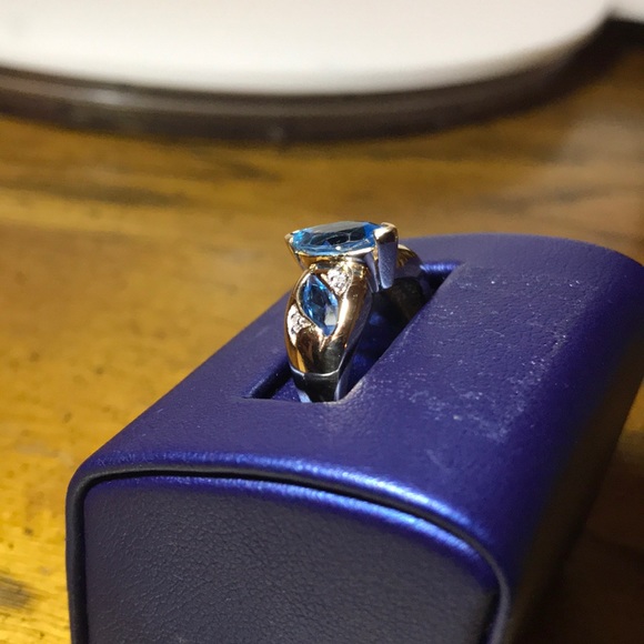 Beautiful 10k blue topaz and diamond ring - Picture 8 of 11